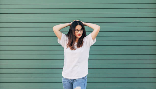 How to Style Women’s T-Shirts With Streetwear Layers Without Adding Bulk